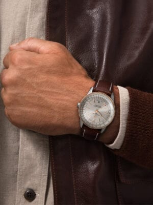 Αυτόματο ανδρικό ρολόι Breitling της σειράς Navitimer με καφέ δερμάτινο λουράκι αλιγάτορα και λευκό καντράν.Κάσα απο ανοξείδωτο ατσάλι και ροζ χρυσό 18Κ διαμέτρου 41mm, στεγανή στα 30 μέτρα. Συνοδεύεται από 2 χρόνια εγγύηση επίσημης αντιπροσωπείας.