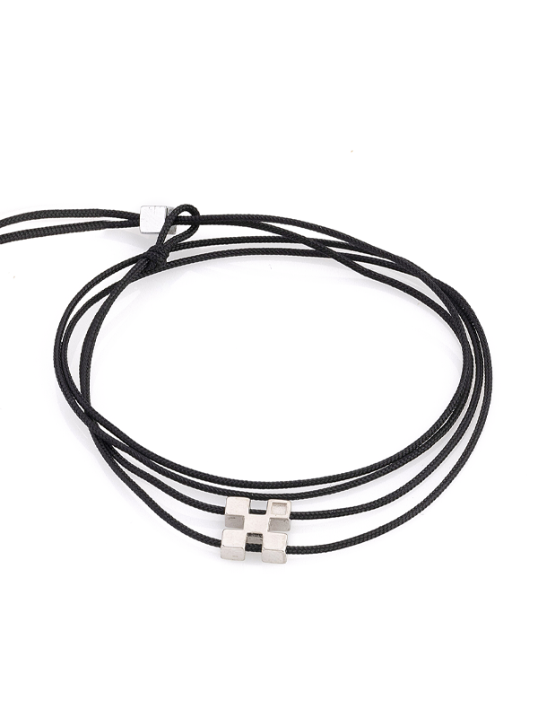 Γούρι του 2025 ασημένιο. Μπορεί να φορεθεί σαν βραχιόλι αλλά και κολιέ. Ιδανική επιλογή δώρου για τις γιορτές. 